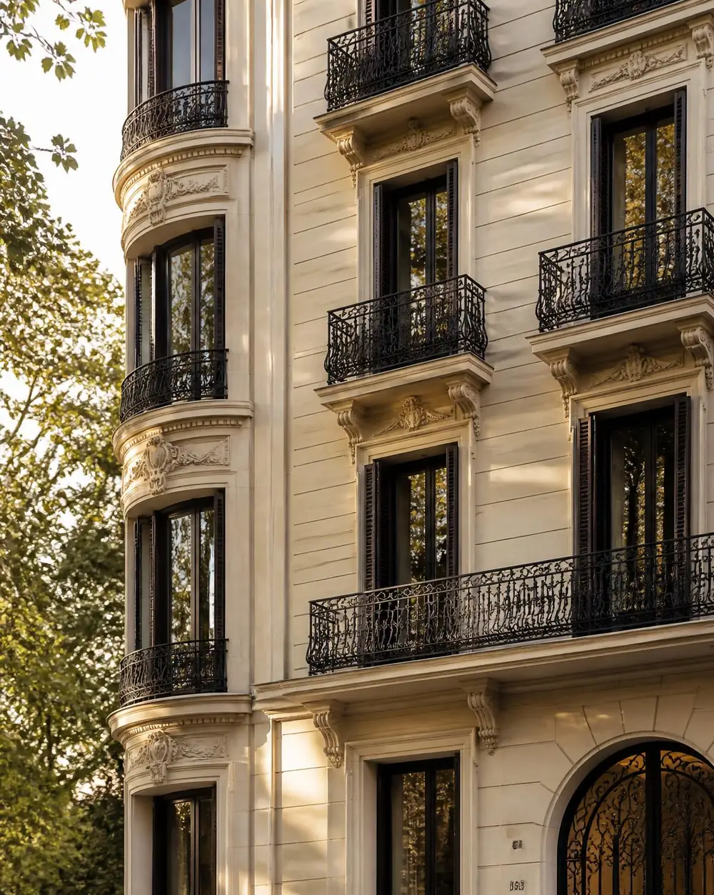 Edificio residencial prime reformado por Urbanflip Capital en Madrid
